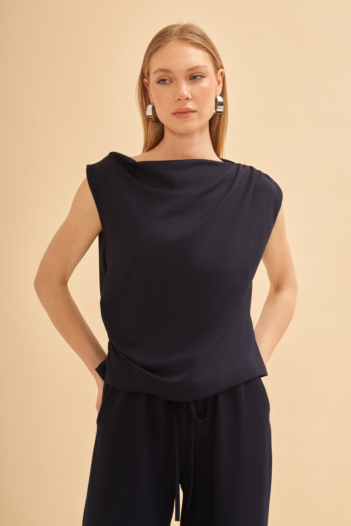 Utopian Drape Detaylı Kayık Yaka Bluz