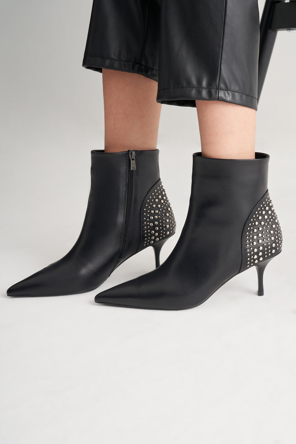 Utopian %100 Deri İnce Topuklu Stud Detaylı Bootie