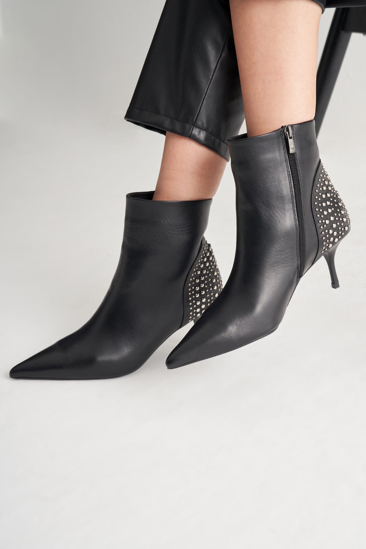 Utopian %100 Deri İnce Topuklu Stud Detaylı Bootie