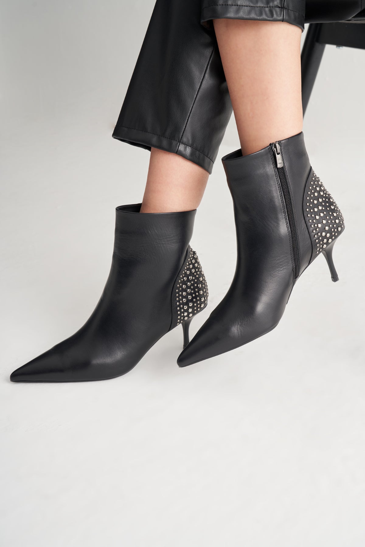 Utopian %100 Deri İnce Topuklu Stud Detaylı Bootie