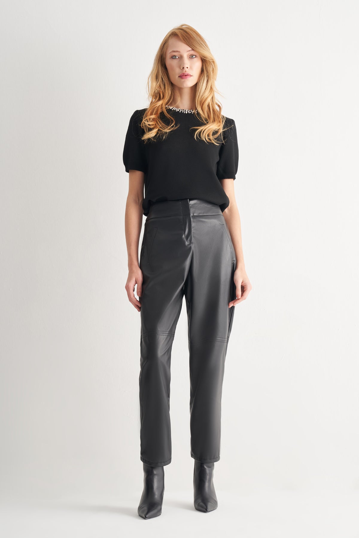 Utopian Yakası Taş İşlemeli Kısa Kollu Triko Üst