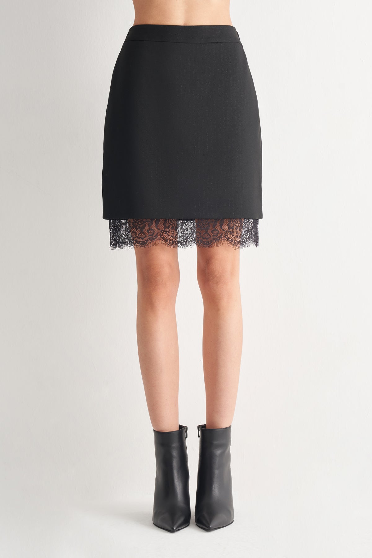 Utopian Siyah Dantel Detaylı Mini Etek