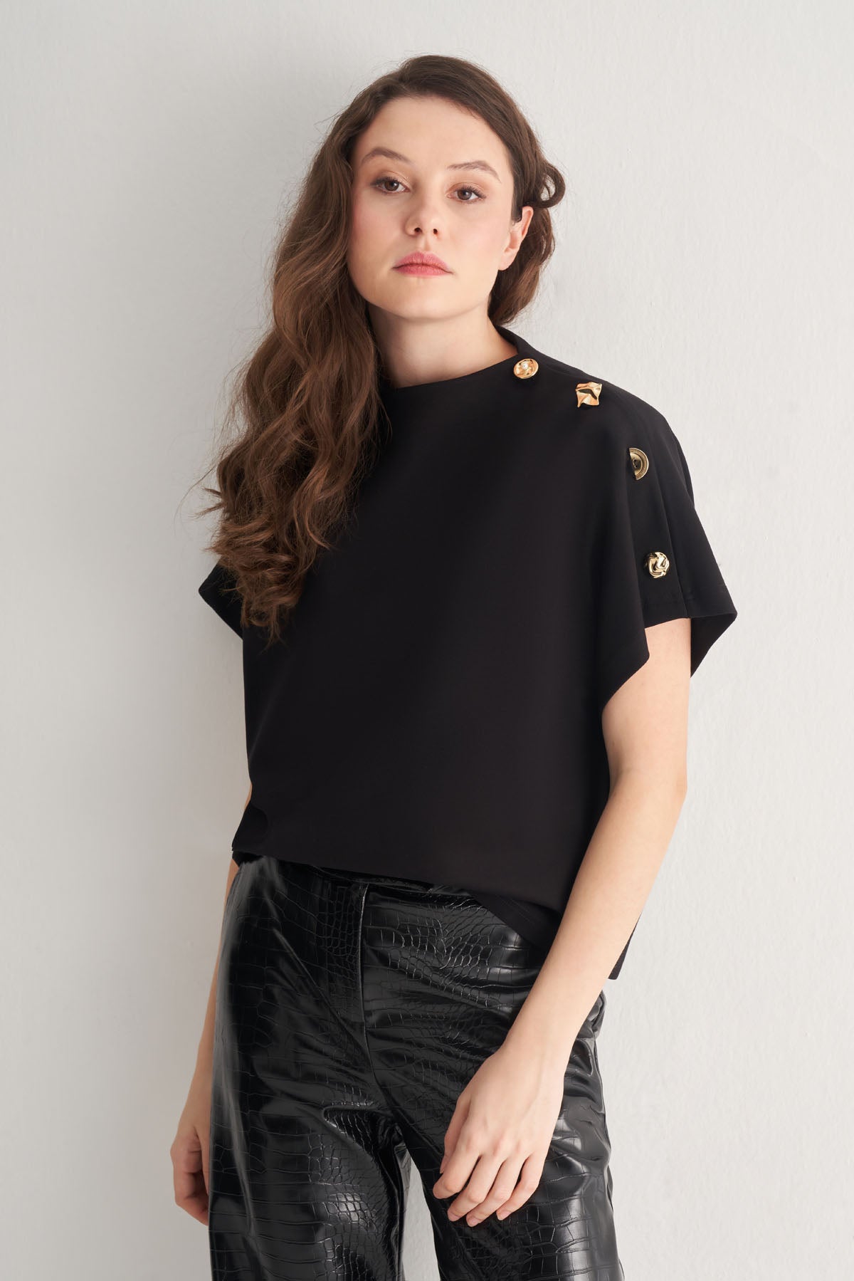 Utopian Metal Düğme Detaylı Kısa Kol Bluz