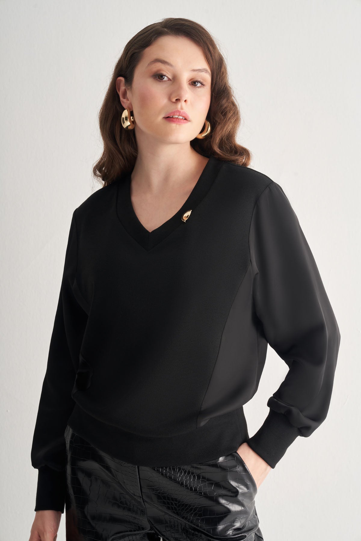 Utopian V Yaka Gold Aksesuarlı Bluz