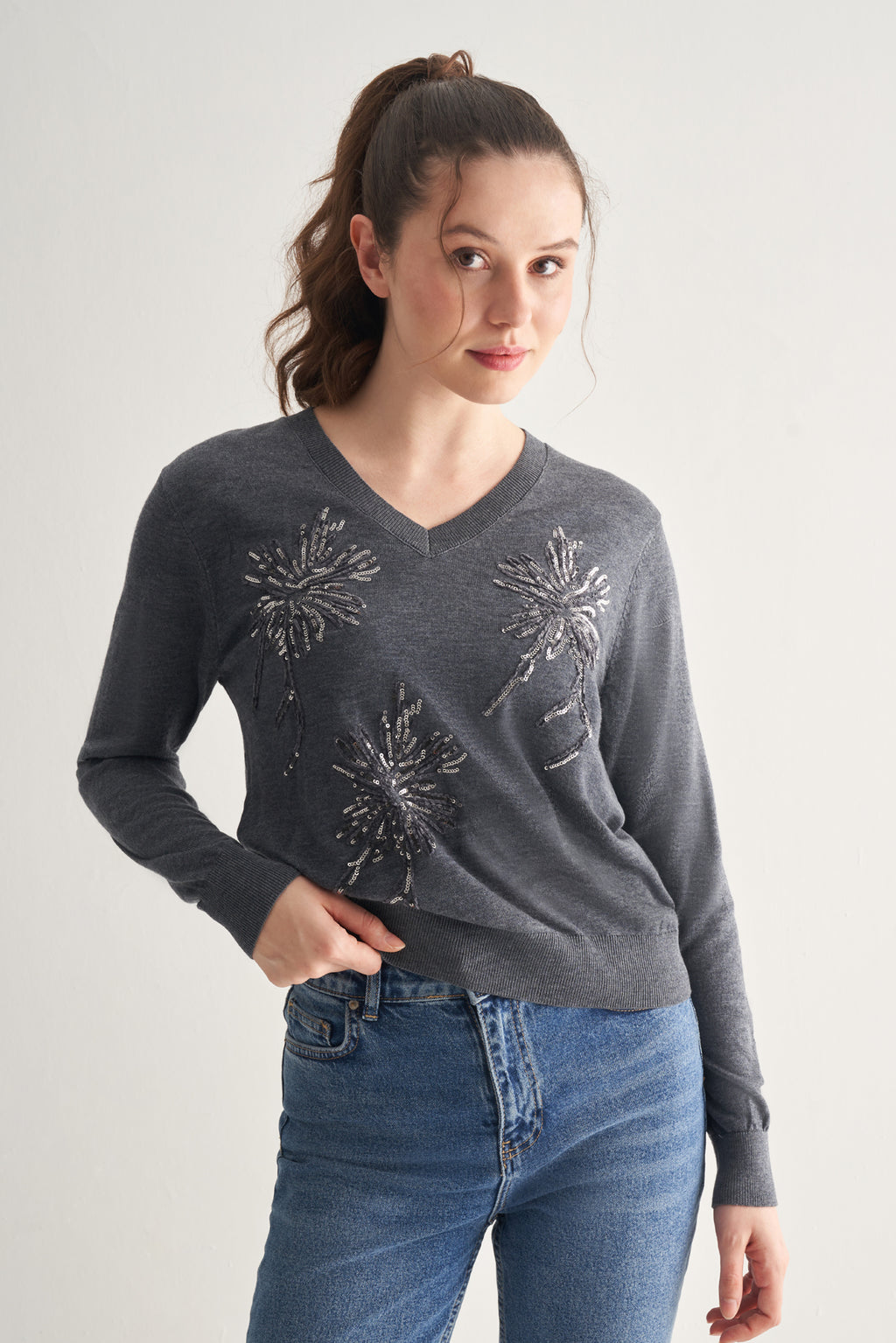 Utopian Pul İşlemeli V Yaka Triko