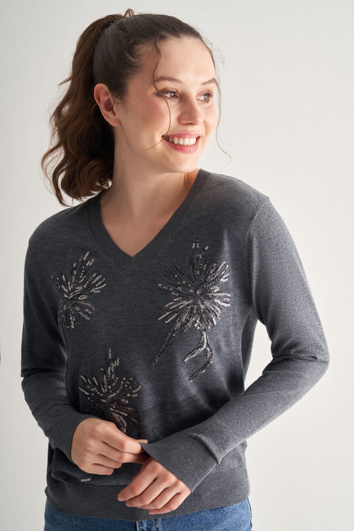 Utopian Pul İşlemeli V Yaka Triko