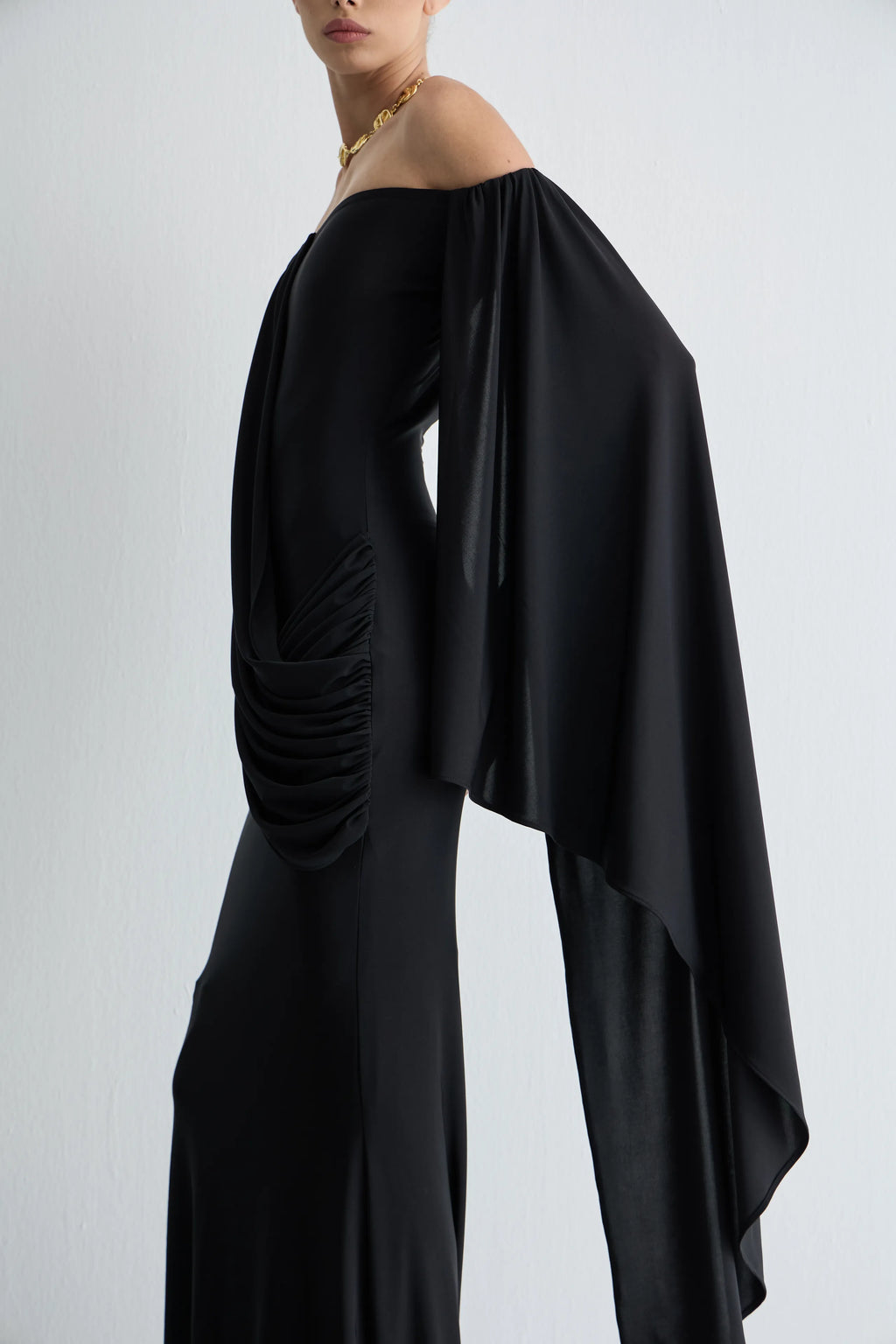 Gaia n Uranos Tek Omuz Pelerin Detaylı Straplez Uzun Elbise