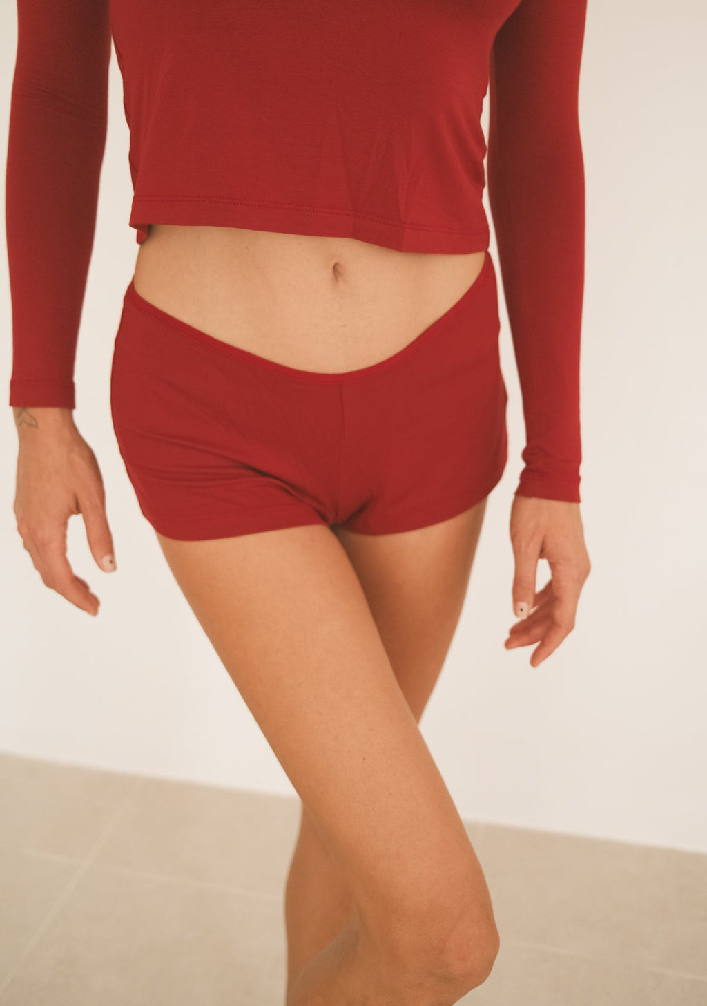Tiny Bordo İnce Lastik Belli Dökümlü Mini Şort - Görsel 3