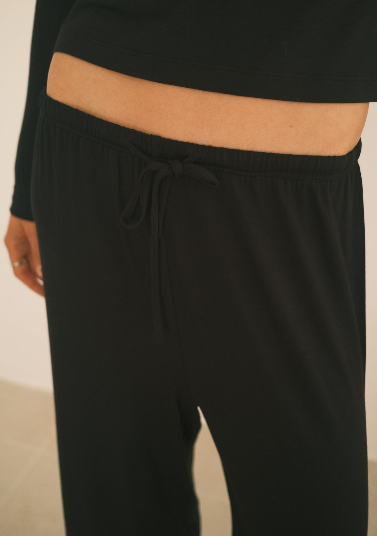 Tiny Siyah Lastik Belli Dökümlü Pantolon - Görsel 3
