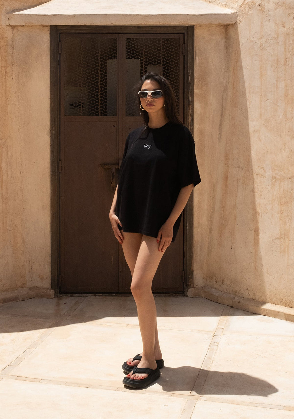 Tiny Oversize Siyah Tişört görünüm 4