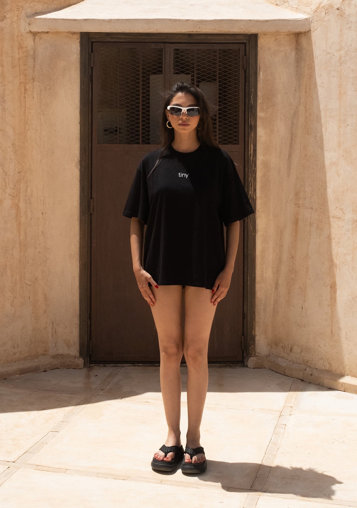 Tiny Oversize Siyah Tişört görünüm 2