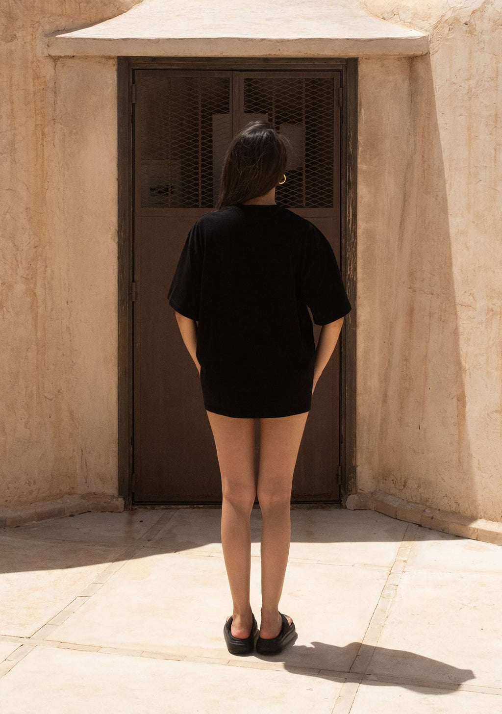 Tiny Oversize Siyah Tişört görünüm 3