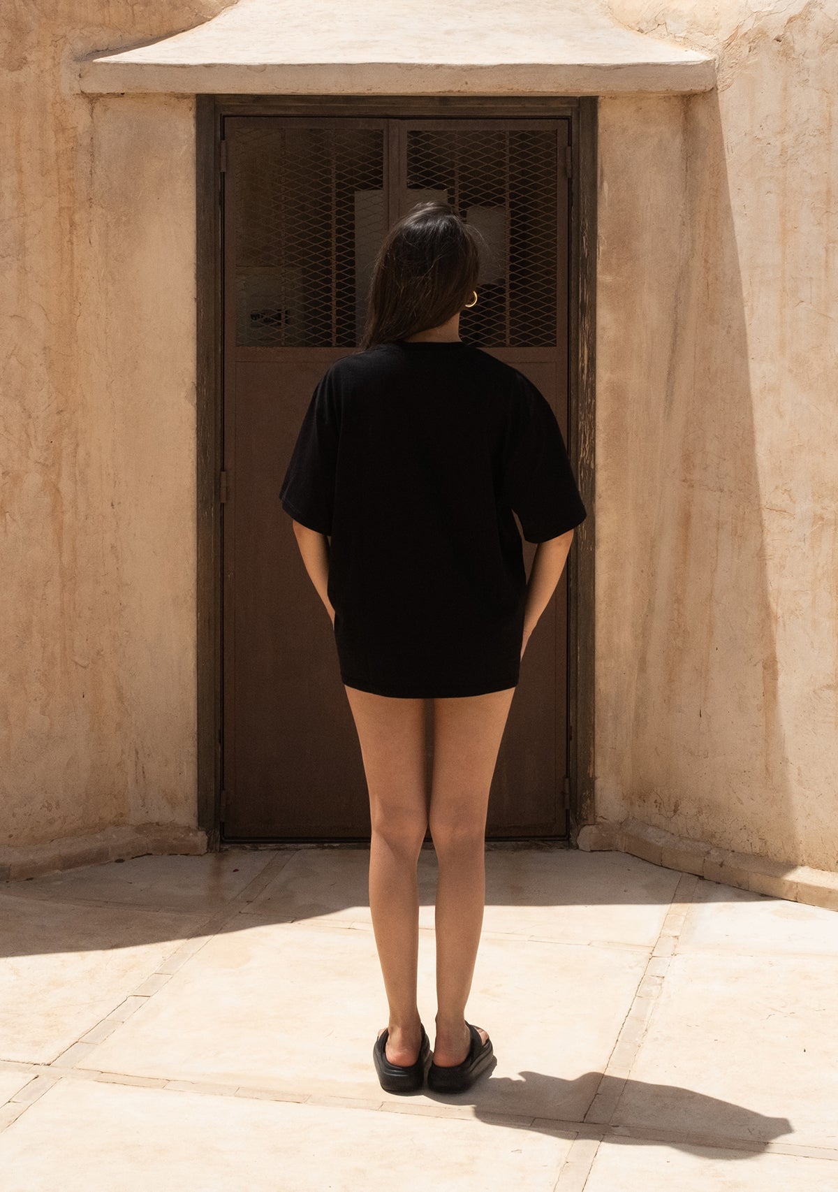 Tiny Oversize Siyah Tişört görünüm 3