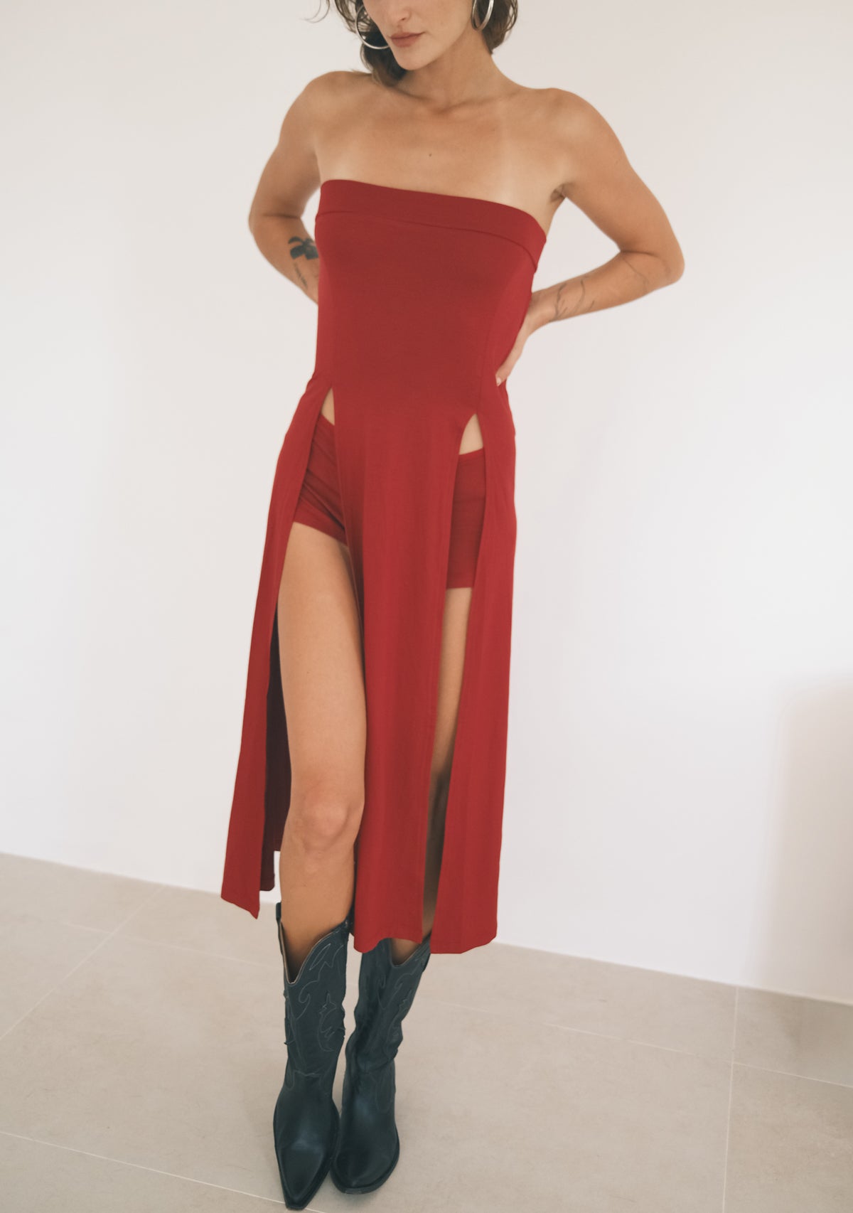 Tiny Bordo Çift Yırtmaçlı Straplez Uzun Elbise - Görsel 9