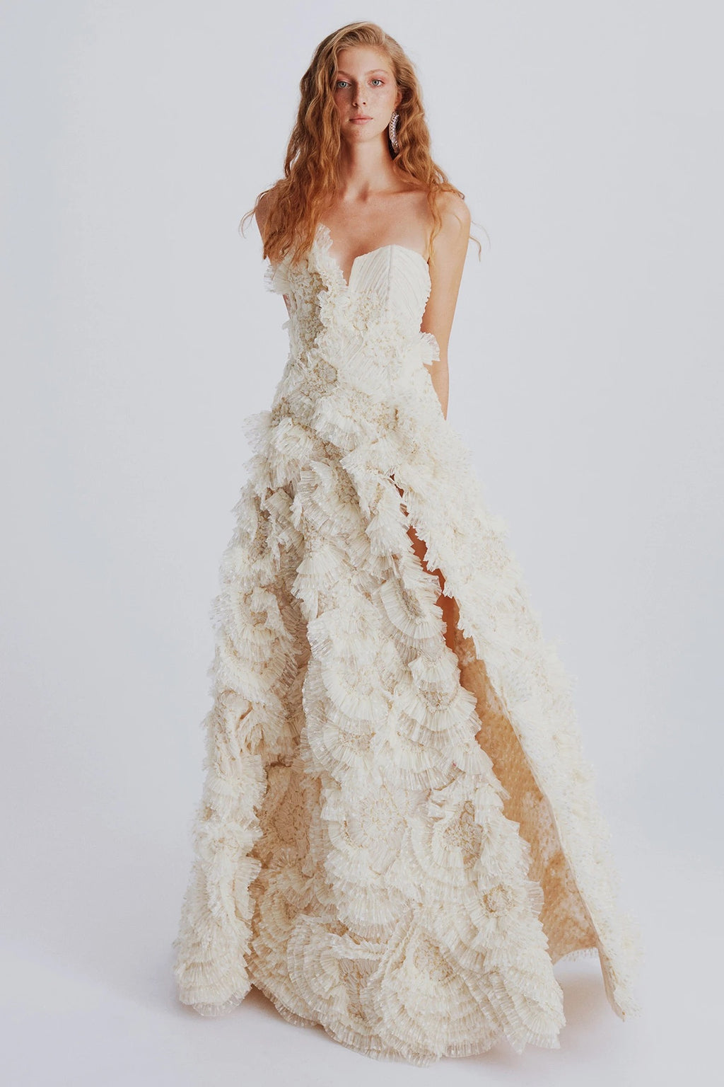 Haleia Straplez Çiçek Aplikeli Fırfır Detaylı Gelinlik