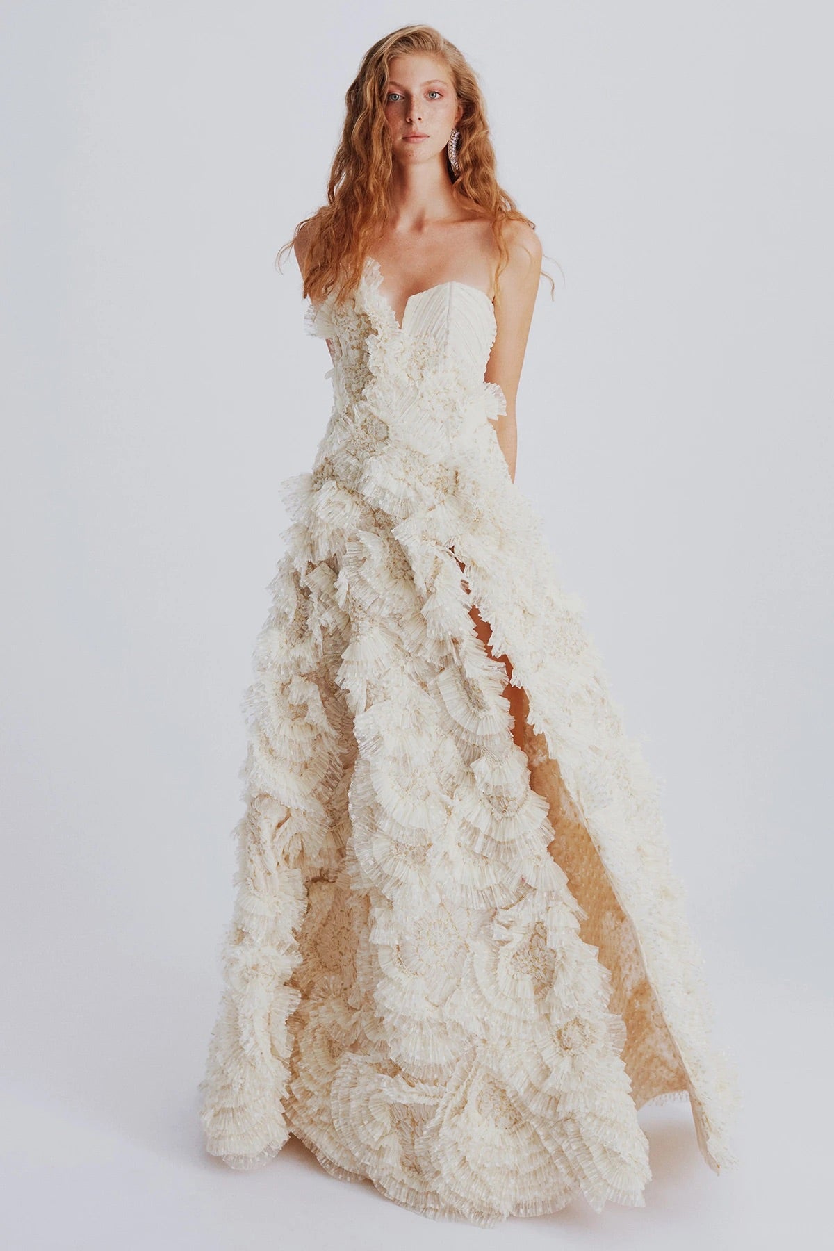 Haleia Straplez Çiçek Aplikeli Fırfır Detaylı Gelinlik