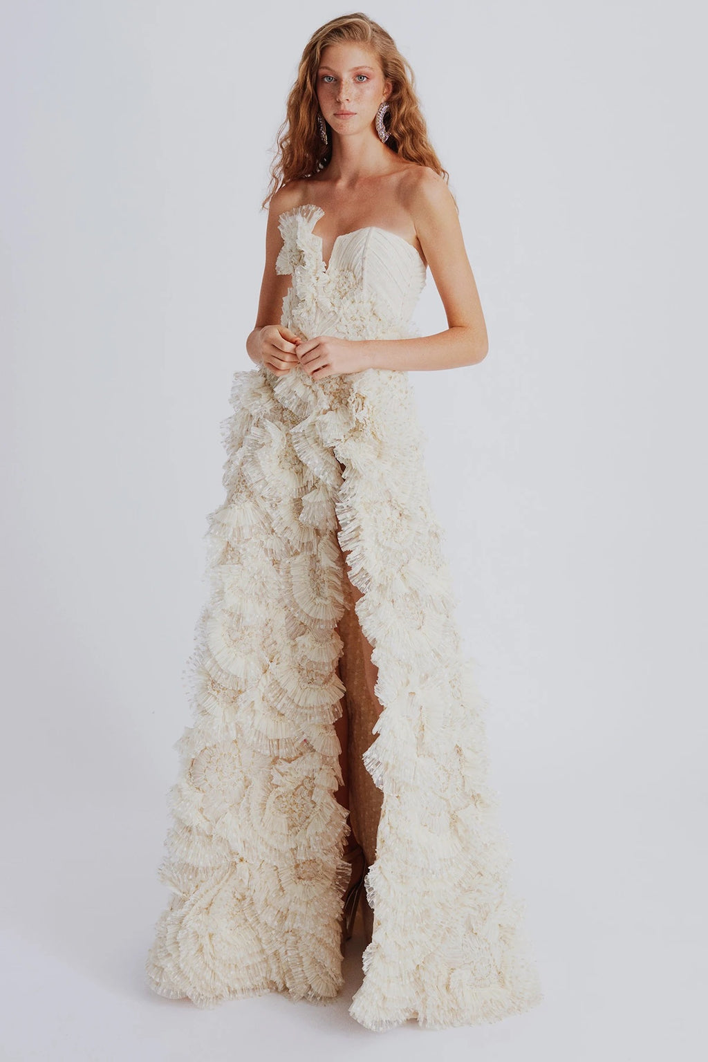 Haleia Straplez Çiçek Aplikeli Fırfır Detaylı Gelinlik