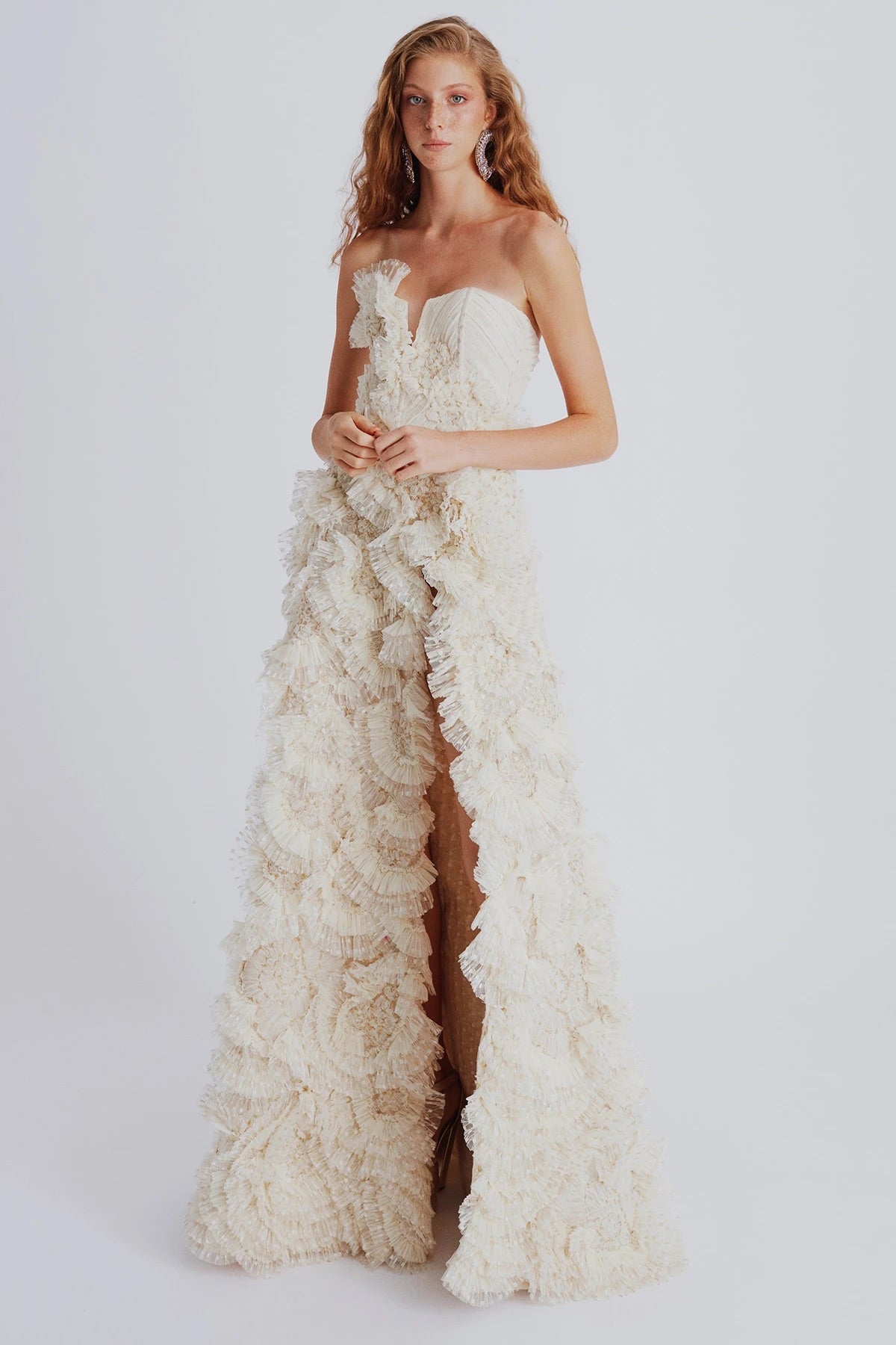 Haleia Straplez Çiçek Aplikeli Fırfır Detaylı Gelinlik