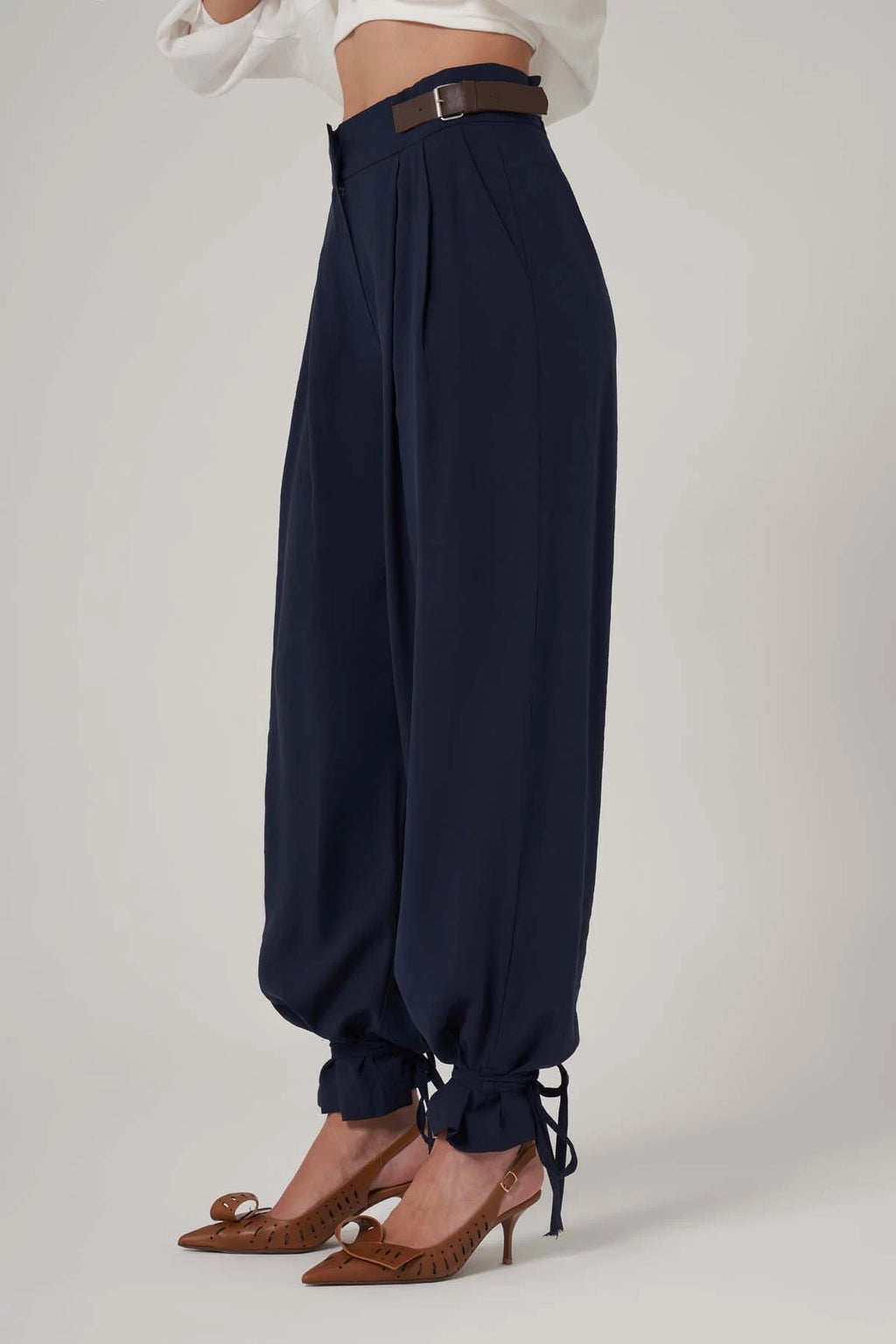 Utopian Deri Kemer Detaylı Paça Bağlamalı Pantolon