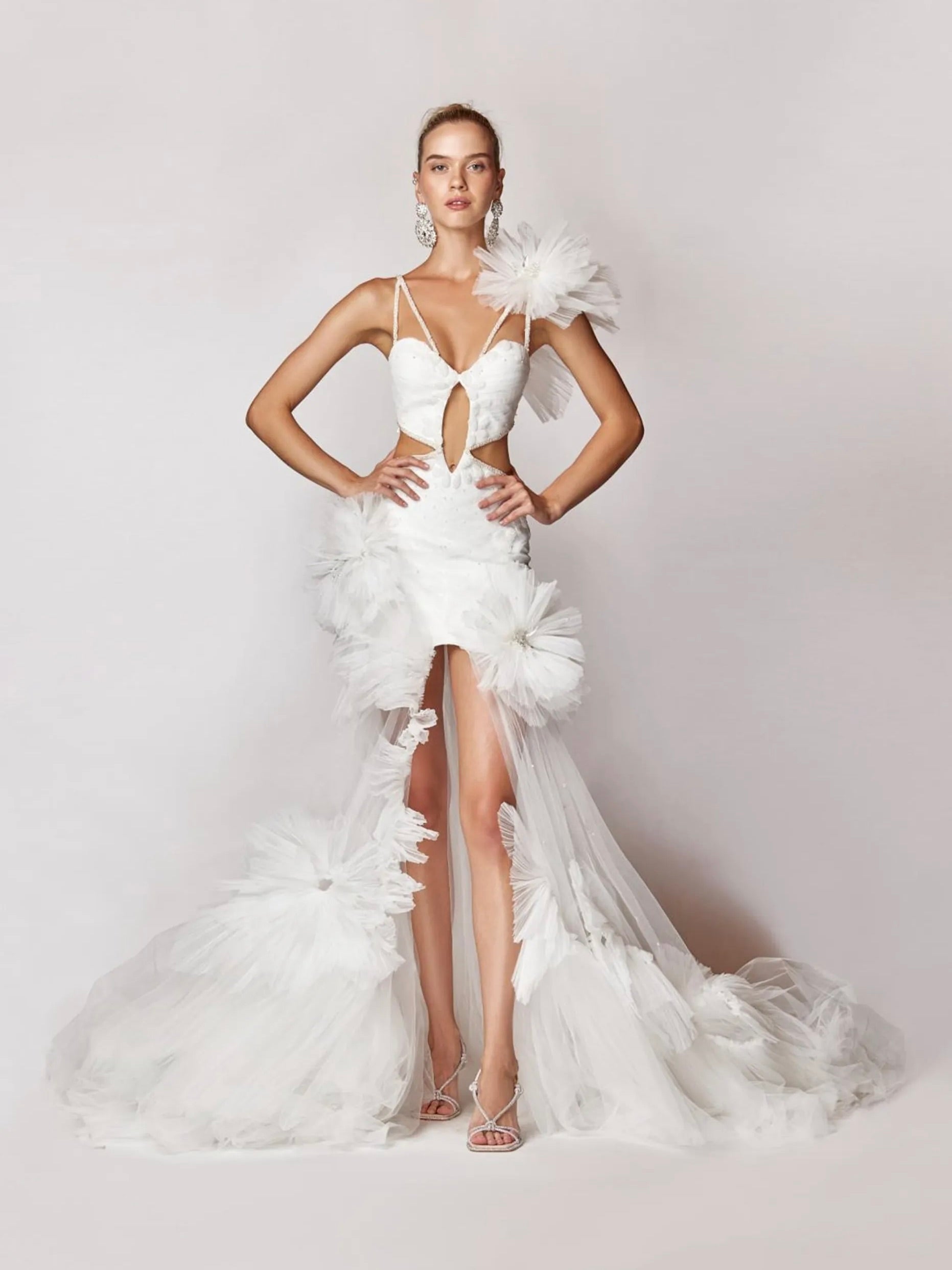 Haleia 3D Çiçek Detaylı Asimetrik Tül Gelinlik